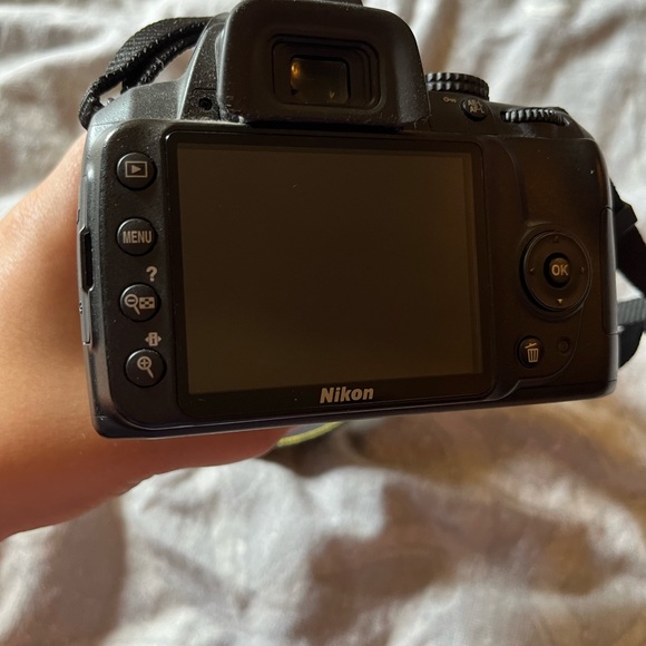 Nikon D3000 Camera - Picture 7 of 7